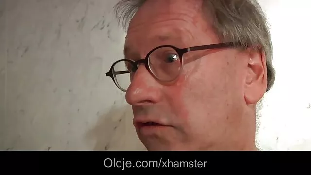 Hai coi phim sex nhat ban cô gái trong chuồng.