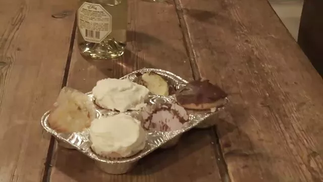 Các trưởng thành xes nhât bản ngồi trong hậu môn với một mét lớn.