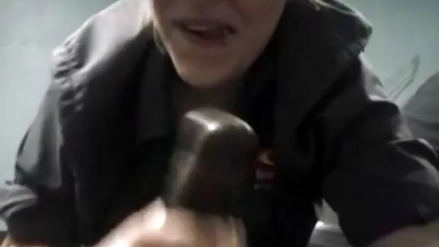 Một phim xe nhat người phụ nữ có ba người trong nhà bếp.