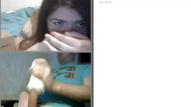 Người giúp việc pim xet nhat ban Roxanne dọn dẹp nó, với một bàn chải.