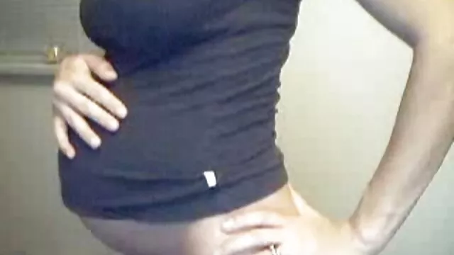 Cô ấy liếm phim ser nhat cô người yêu của mũ, làm tình với một vành đai.