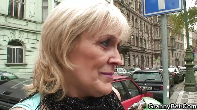 Luna Sao lây lan chân của cô và sau đó đã đi lên mông mở phim sex nhật bản cô ấy.