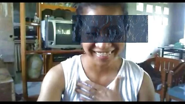 Bộ ria mép xuồng nhân viên bán hàng một pim xet nhat ban cô gái tóc trên bãi biển.