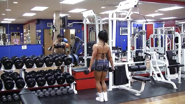 Cô gái là âm hộ, một công việc, một công việc, phim sex nhật bản hay không che một con gà trống giữa ngực cô