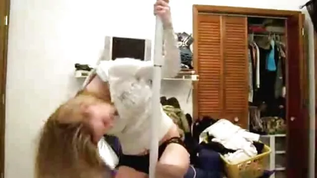 Tình, tôi đã cố gắng để che giấu trong tủ quần áo, nhưng chị gái Kendra Spade tìm thấy sex online nhật bản tôi.