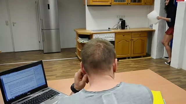 Tóc Xám là cứng trong sex nhật bản khong che một cái lều, nhưng bạn trai của cô không thấy bất cứ điều gì.