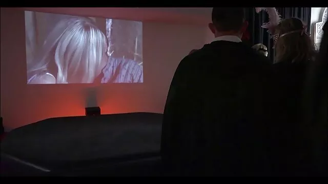 Hai thiêu đốt phim set nhat khong che nặng đồ ở nơi công cộng